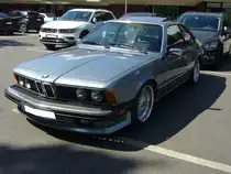 BMW E24 635CSi M6 im Farbton saphirblaumetallic in USA-Ausführung. Das BMW 6´er Coupe der Baureihe E24 wurde im März 1976 auf dem Genfer Auto Salon vorgestellt und bis 1989 produziert. Das Coupe war mit etlichen Motorisierungen lieferbar. Spitzenmodell war jedoch der abgelichtete 635 CSi M6, der ab Frühjahr 1984 bei den Händlern stand. Äußerlich unterscheidet er sich vom  normalen 635CSi  durch eine tiefer herunter gezogene Frontschürze. Unter der Haube ist der Motor des BMW M1 verbaut. Dieser Sechszylinderreihenmotor mit Vierventiltechnik hat einen Hubraum von 3453 cm³ und leistet 286 PS. Die Höchstgeschwindigkeit wurde von BMW mit 255 km/h angegeben. Für ein solches Auto war bei seiner Markteinführung in Deutschland ein Kaufpreis von mindestens DM 102.050,00 fällig. 10. Borbecker Classic Day am 09.06.2024 in Essen-Borbeck.