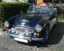 Austin Healey 3000 MK III in der Farbkombination black over ivory. Der Brite Donald Healey (*1898 +1988) entwickelte dieses Modell, um insbesondere auf dem US-Roadstermarkt, erfolgreich zu sein. Der Ur-Healey wurde bereits 1951 vorgestellt und ging ein Jahr später in den Verkauf. 1968 verließ der letzte Healey die Werkshallen von Abingdon. Der Sechszylinderreihenmotor leistet im gezeigten Fahrzeug 148 PS aus einem Hubraum von 2.912 cm³. Laut der Beschreibung am Fahrzeug liegt die Höchstgeschwindigkeit dieses Roadsters bei 195 km/h. 10. Borbecker Classic Day am 09.06.2024 in Essen-Borbeck.