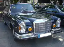 Mercedes Benz W111 280SE 3.5 Coupe im Farbton MB40 schwarz. Im Jahr 1967 brachte Mercedes-Benz einen neuen 2,8-l-Motor heraus. Demzufolge hieß das W111 Coupe nun 280 SE Coupé. Ein weiteres, auch äußerlich erkennbares Facelift, gab es bei den W111 Modellen ab dem Jahr 1969 mit der Einführung eines V8-Motors mit einem Hubraum von 3499 cm³ und einer Leistung von 200 PS. Die Frontpartie erhielt mit diesem Modell eine flachere Motorhaube und einen niedrigeren Kühlergrill. Die Modelle hießen ab diesem Zeitpunkt in der Szene  Flachkühler“. Die Höchstgeschwindigkeit gab man bei Mercedes Benz mit 210 km/h an. Dann wurden aber auch bis zu 18,5 Liter Superbenzin mittels der elektronisch gesteuerten Bosch-Einspritzpumpe in die Brennräume eingespritzt. 10. Borbecker Classic Day am 09.06.2024 in Essen-Borbeck.