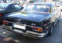 Heckansicht eines Mercedes Benz W111 E35. 10. Borbecker Classic Day am 09.06.2024 in Essen-Borbeck.