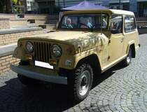 Willys Jeepster Commander. Der Jeepster Commando, ein Modell der Kaiser/Willys-Reihe, wurde von Kaiser Motors erstmals 1966 eingeführt, um mit dem Toyota Land Cruiser und dem Ford Bronco zu konkurrieren. Der Jeepster C101, wie der erste Commando genannt wurde, war ein Rückgriff auf den ursprünglichen Willys Jeepster und wurde von 1966 bis 1971 in verschiedenen Karosserievarianten produziert, darunter ein Kombi, ein Cabrio, ein Pickup und ein Roadster. Ausgestattet mit dem F-Head Hurricane Reihenvierzylinder, war der C101 auch mit einem 160 PS starken Dauntless V6 erhältlich. Von den insgesamt 57.350 Commandos, die in dieser Zeit produziert wurden, bot Kaiser Motors auch eine Luxusversion der C101-Kombikarosserie an, die mit Schiebefenstern hinten und einer kompletten Innenausstattung sowie einer, optionalen Zweifarbenlackierung zu haben war. 10. Borbecker Classic Day am 09.06.2024 in Essen-Borbeck.
 