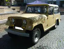 Willys Jeepster Commander. Der Jeepster Commando, ein Modell der Kaiser/Willys-Reihe, wurde von Kaiser Motors erstmals 1966 eingeführt, um mit dem Toyota Land Cruiser und dem Ford Bronco zu konkurrieren. Der Jeepster C101, wie der erste Commando genannt wurde, war ein Rückgriff auf den ursprünglichen Willys Jeepster und wurde von 1966 bis 1971 in verschiedenen Karosserievarianten produziert, darunter ein Kombi, ein Cabrio, ein Pickup und ein Roadster. Ausgestattet mit dem F-Head Hurricane Reihenvierzylinder, war der C101 auch mit einem 160 PS starken Dauntless V6 erhältlich. Von den insgesamt 57.350 Commandos, die in dieser Zeit produziert wurden, bot Kaiser Motors auch eine Luxusversion der C101-Kombikarosserie an, die mit Schiebefenstern hinten und einer kompletten Innenausstattung sowie einer, optionalen Zweifarbenlackierung zu haben war. 10. Borbecker Classic Day am 09.06.2024 in Essen-Borbeck.
 