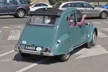 Citroen 2 CV, trifft beim Oldtimer Treff in Remich ein. 20.05.2024
