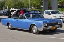 Lincoln Continental steht in der Warteschlange zum Gel�nde des Oldtimer Treff in Remich 20.05.2024