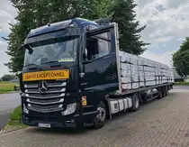 =MB Actros-Sattelzug steht zur Fahrerpause an der A 7, Juni 2023