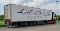 =MB Actros mit einem Sattelauflieger der Firma CAMPAGNOLO rastet im Juni 2024 an der A7