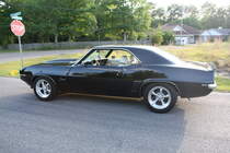 Profilansicht eines Chevrolet Camaro 454 SS aus dem Modelljahr 1968 im Farbton tuxedo black. Angetrieben wird dieses kultige  Musclecar  von einem V8-Motor mit einem Hubraum von 7439 cm³ und einer Leistung von ca. 475 PS. Pascagoula/Jackson County/Mississippi im September 2021.