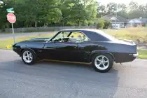 Profilansicht eines Chevrolet Camaro 454 SS aus dem Modelljahr 1968 im Farbton tuxedo black. Angetrieben wird dieses kultige  Musclecar  von einem V8-Motor mit einem Hubraum von 7439 cm³ und einer Leistung von ca. 475 PS. Pascagoula/Jackson County/Mississippi im September 2021.