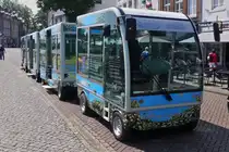 Straßen Eisenbahn, wartet am Kai in Maastricht auf Fahrgäste. 06.2024 