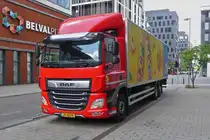 Daf CF Kastenaufbau, wird nahe einem Einkaufscentrum entladen. 06.2024