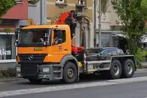 Mercedes Benz Axor, Containerabsetzkipper mit Kranaufbau der Gemeinde Esch Alzette, fährt am Bahnhof von Esch Alzette vorbei. 06.2024