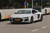 Audi R 8, gesehenan einer Bushaltestelle. 06.2024


