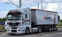 Wolfgang Abicht Fuhrbetrieb und Baustoffhandel GmbH & Co. KG mit einem optisch beeindruckenden Sattelkipper mit MAN TGX 18.520 Zugmaschine am 12.06.24 Bahnübergang Bahnhof Rodleben. Nochmals Grüße an den Fahrer!!!!