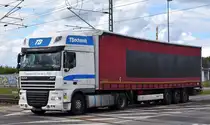 Tbochenek - Transport aus Polen mit einem Sattelzug mit älterer DAF XF 105.460 Zugmschine am 12.06.24 Bahnübergang Bahnhof Rodleben.