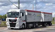 Hempel Transportgesellschaft mbH mit einem MAN TGX 26.440 Hängerzug am 12.06.24 Bahnübergang Bahnhof Rodleben.