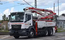 BFU Betonförderunion GmbH & Co. KG mit einem MAN TGS 26.430 mit SCHWING S 24 X Betonpumpe am 12.06.24 Bahnübergang Bahnhof Rodleben. 
