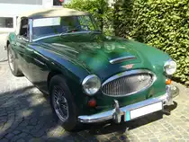 Austin Healey 3000 MK III im Farbton spruce green. Der Brite Donald Healey (*1898 +1988) entwickelte dieses Modell, um insbesondere auf dem US-Roadster-Markt, erfolgreich zu sein. Der Ur-Healey wurde bereits 1951 vorgestellt und ging ein Jahr später in den Verkauf. 1968 verließ der letzte Healey die Werkshallen von Abingdon. Der Sechszylinderreihenmotor leistet im gezeigten Fahrzeug 148 PS aus einem Hubraum von 2.912 cm³. Laut der Beschreibung am Fahrzeug liegt die Höchstgeschwindigkeit dieses Roadsters aus dem Modelljahr 1964 bei 195 km/h. 10. Borbecker Classic Day am 09.06.2024 in Essen-Borbeck. 
