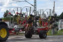 Vierkreiselschwader mit Mittenablage vom Hersteller PÖTTINGER Typ TOP 1252 C als Hänger am 12.06.24 Bahnübergang Bahnhof Rodleben.