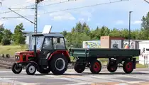 Ein Traktor Zetor 5211 mit Pritschenhänger am 12.06.24 Bahnübergang Bahnhof Rodleben.