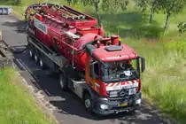 Mercedes Benz Entsorgungssattelzug, beim Entleeren einer Tankanlage, aufgenommen von einer Br�cke aus. 06.2024