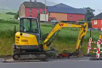 Wacker Neuson EZ50 Raupenbagger, besch�tzt sein Arbeitsmaterial nahe einer Baustelle w�hrend dem Wochenende. 05.2024