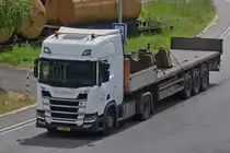 Scania R 500 Sattelzug, von Arcelor Mittal, aufgenommen von einer Fu�g�ngerbr�cke aus. 06.2024