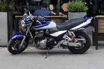 Suzuki Motorrad, abgestellt nahe einer Terasse. 06.2024