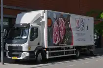 Volvo FL, K�hllaster, steht zum beliefern von einem Supermarkt auf der eingezeichneten Parkfl�che. 06.2024