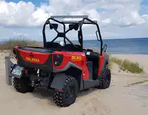 =Einsatzfahrzeug der DLRG steht an einem Strandabschnitt auf Rügen, 06-2024
