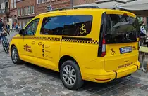 =VW Caddy von LÜNEBURG-TAXI steht an einer Haltestelle in Lüneburg, Juni 2024