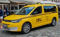 =VW Caddy von LÜNEBURG-TAXI steht an einer Haltestelle in Lüneburg, Juni 2024