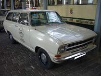 Opel Kadett B CarAvan dreitürig, gebaut von 1965 bis 1971 in Bochum. Diese CarAvan Modelle von Opel sind selten geworden. Entweder wurden sie in Handwerkerhand oder auf dem Weg zum  Bosporus  verschlissen. Der gezeigte CarAvan wurde 1967 erstmalig zugelassen. Der Vierzylinderreihenmotor hat einen Hubraum von 1078 cm³ und leistet, je nach Vergaserbestückung, 45 PS oder 55 PS. 16. Oldtimer-Festival an der  Alten Dreherei  in Mülheim an der Ruhr am 15.06.2024.