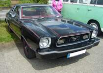 Ford Mustang II Stufenheckcoupe der Modelljahre von 1973 bis 1978. Hier wurde ein 1976´er Mustang II im Farbton M1724 = black abgelichtet. Unter der Motorhaube verrichtet ein V6-Motor seinen Dienst, der aus einem Hubraum von 2799 cm³ 97 PS leistet. 16. Oldtimer-Festival an der  Alten Dreherei  in Mülheim an der Ruhr am 15.06.2024.