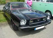 Ford Mustang II Stufenheckcoupe der Modelljahre von 1973 bis 1978. Hier wurde ein 1976´er Mustang II im Farbton M1724 = black abgelichtet. Unter der Motorhaube verrichtet ein V6-Motor seinen Dienst, der aus einem Hubraum von 2799 cm³ 97 PS leistet. 16. Oldtimer-Festival an der  Alten Dreherei  in Mülheim an der Ruhr am 15.06.2024.