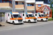 Die Johanniter Regionalverband Offenbach Mercedes Benz Sprinter RTW (Akkon Offenbach 33-83-2), (Akkon Offenbach 33-83-1) und (Akkon Offenbach 33-93-5) am 08.06.24 beim Tag der offenen Tür zum 50 jährigen Jubiläum