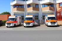 Die Johanniter Regionalverband Offenbach Mercedes Benz Sprinter RTW (Akkon Offenbach 33-83-2), (Akkon Offenbach 33-83-1) und (Akkon Offenbach 33-93-5) am 08.06.24 beim Tag der offenen Tür zum 50 jährigen Jubiläum