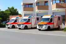 Die Johanniter Regionalverband Offenbach Mercedes Benz Sprinter RTW (Akkon Offenbach 33-83-2), (Akkon Offenbach 33-83-1) und (Akkon Offenbach 33-93-5) am 08.06.24 beim Tag der offenen Tür zum 50 jährigen Jubiläum
