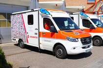 Die Johanniter Regionalverband Offenbach Mercedes Benz Sprinter RTW (Akkon Offenbach 33-83-2) am 08.06.24 beim Tag der offenen Tür zum 50 jährigen Jubiläum