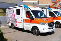 Die Johanniter Regionalverband Offenbach Mercedes Benz Sprinter RTW (Akkon Offenbach 33-83-2) am 08.06.24 beim Tag der offenen Tür zum 50 jährigen Jubiläum