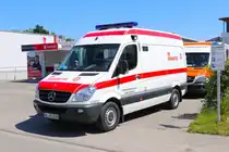 Die Johanniter Regionalverband Offenbach Mercedes Benz Sprinter KTW (Akkon Offenbach 33-93-2) am 08.06.24 beim Tag der offenen Tür zum 50 jährigen Jubiläum