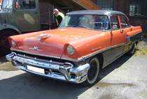 Mercury Monterey Sedan aus dem Jahr 1956. Die Modellreihe Monterey war im Modelljahr 1956 die zweithöchste Ausstattungsvariante bei den Modellen der Ford-Division Mercury. Darunter rangierte die Modellreihe Custom und darüber die Modellreihe Montclair. Neu war in diesem Modelljahr als Basismodell die recht spartanisch ausgestattete Modellreihe Medalist. Für einen solchen, sechssitzigen und viertürigen Sedan in der Farbkombination glamour tan/london gray, war mindestens ein Kaufpreis von US$ 2555,00 fällig. 26.735 Kunden/innen entschieden sich im Modelljahr 1956 für einen Monterey in dieser Karosserie- und Ausstattungsvariante. Es stand nur eine Motorisierung zur Wahl, nämlich ein V8-Motor mit einem Hubraum von 5110 cm³ und einer Leistung von 210 PS. 16. Oldtimer-Festival an der  Alten Dreherei  in Mülheim an der Ruhr am 15.06.2024.
