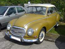 DKW Auto Union 1000 Limousine, produziert von Januar 1958 bis April 1960. Ein solcher DKW 1000 kostete bei seiner Vorstellung genau DM 6000,00. Dafür erhielt der Kunde einen geräumigen Wagen mit einem Dreizylinderzweitaktmotor. Dieser hat einen Hubraum von 980 cm³ und leistet 44 PS. Die Höchstgeschwindigkeit wurde damals mit 130 km/h angegeben. 16. Oldtimer-Festival an der  Alten Dreherei  in Mülheim an der Ruhr am 15.06.2024.