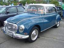 Auto Union 1000S de Luxe Coupe, produziert von Februar 1962 bis Juli 1963. Das 1000S de Luxe Coupe war die letzte Version dieser klassischen Auto Union-DKW-Baureihe. In diesem Modell wurden bereits Scheibenbremsen und eine Frischölautomatik verbaut. Für ein solches Fahrzeug musste man mindestens DM 7125,00 auf die Theke des DKW-Händlers legen. Der Dreizylinderreihenzweitaktreihenmotor leistet 50 PS aus einem Hubraum von 980 cm³. 16. Oldtimer-Festival an der  Alten Dreherei  in Mülheim an der Ruhr am 15.06.2024.