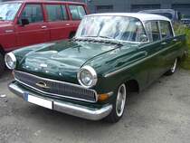 Opel Kapitän P-LV, gebaut in den Jahren von 1959 bis 1963. Der Werbespruch für dieses Fahrzeug lautete bei seiner Vorstellung:  Der beste Opel Kapitän, den es je gab. Preisgünstig, wirtschaftlich, solide, zuverlässig und dauerhaft . Der gezeigte Kapitän stammt aus dem Modelljahr 1962. Ein solcher Kapitän war ab DM 10.675,00 zu haben. Angetrieben wird der Wagen von einem Sechszylinderreihenmotor, der aus einem Hubraum von 2605 cm³ 90 PS leistet. 16. Oldtimer-Festival an der  Alten Dreherei  in Mülheim an der Ruhr am 15.06.2024.