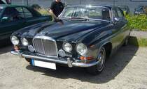 Jaguar 420G, gebaut in den Jahren von 1966 bis 1970. Der Jaguar 420 war als mittleres Modell in der Produktpalette von Jaguar gedacht, während die Baureihe 420G im Grunde ein Jaguar MK X war, der umbenannt wurde.  Der Reihensechszylinder mit einem Hubraum von 4.235 cm³ wird von einer Dreifachvergaseranlage mit Kraftstoff versorgt. Die Motorleistung beträgt 249 PS. Hier wurde eines von 7.172 produzierten, rechtsgelenkten Modellen abgelichtet. 16. Oldtimer-Festival an der  Alten Dreherei  in Mülheim an der Ruhr am 15.06.2024.