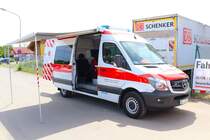 Die Johanniter Regionalverband Offenbach Mercedes Benz Sprinter ELW (Akkon Kreis Offenbach 33-11-1) am 08.06.24 beim Tag der offenen Tür zum 50 jährigen Jubiläum