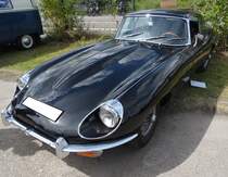 Jaguar E Type Series 2 Coupe. Gebaut wurden die Series 2 E Type Modelle von 1966 bis 1971 in Coventry. Die Series 2 Fahrzeuge lösten bereits 1964 die Series 1 Modelle ab. Erst 1966 wurde der Roadster durch ein 2+2 sitziges Coupe-Modell ergänzt. Technisch wurde der Sechszylinderreihenmotor auf einen Hubraum von 4235 cm³ aufgebohrt. Die Motorleistung von 269 PS gegenüber dem Series 1 Modell änderte sich allerdings nicht. 16. Oldtimer-Festival an der  Alten Dreherei  in Mülheim an der Ruhr am 15.06.2024.