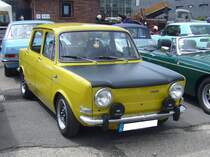 Simca 1000 Rallye 1 aus dem Jahr 1972. Auf der Basis des im Jahre 1961 vorgestellten Kompaktwagens Simca 1000, kam im Jahr 1970 das sportliche Modell Rallye auf den Markt. Der Rallye war nur in den Farben orange, gelbgrün (Foto) und weiß zu bekommen. Der im Heck verbaute, wassergekühlte Vierzylinderreihenmotor hat einen Hubraum von 1294 cm³ und leistet 60 PS. Im Jahr 1972 wurde das Modell durch den Rallye 2 abgelöst. Besonders interessant finde ich die zeitgenössischen Fernscheinwerfer der Marke Ducellier aus Frankreich. 16. Oldtimer-Festival an der  Alten Dreherei  in Mülheim an der Ruhr am 15.06.2024.