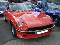 Datsun 240Z. Das Sport-Coupe wurde im Spätherbst 1969 vorgestellt. Es war zunächst nur auf dem heimischen Markt und in den USA erhältlich. In Japan nannte sich das Modell allerdings  Fairlady . Ab Ende 1973 wurde der 240Z auch in Deutschland angeboten. Er war ein klassischer Zweisitzer nach dem gültigen Sportwagenideal jener Zeit. Ein Tester schrieb mal  Nippons E-Type zum Preis eines MG B . Teilweise produzierte Datsun 60.000 Z Modelle pro Jahr. Davon gingen rund 80% in den Export in die USA. 1973 kostete ein 240Z in Deutschland DM 17.600,00. Dafür bekam der Käufer ein ausgereiftes Sport-Coupe, das von einem Sechszylinderreihenmotor angetrieben wird, der aus einem Hubraum von 2393 cm³ 130 PS leistet. Die Höchstgeschwindigkeit lag bei 200 km/h. 16. Oldtimer-Festival an der  Alten Dreherei  in Mülheim an der Ruhr am 15.06.2024.