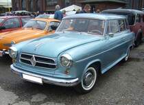Borgward Isabella Combi aus dem Jahr 1958. Im Juni 1954 brachte die Marke aus Bremen ihr erfolgreichstes Automobil auf den Markt, die nur zweitürig lieferbare  Isabella . Ein Jahr später folgte das Modell  Combi . Ein solches  Combi-Modell  kostete bei seiner Markteinführung mindestens DM 7.565,00. Der Vierzylinderreihenmotor hat einen Hubraum von 1493 cm³ und leistet 60 PS. Die Höchstgeschwindigkeit gab das Werk mit 135 km/h an. 16. Oldtimer-Festival an der  Alten Dreherei  in Mülheim an der Ruhr am 16.06.2024.